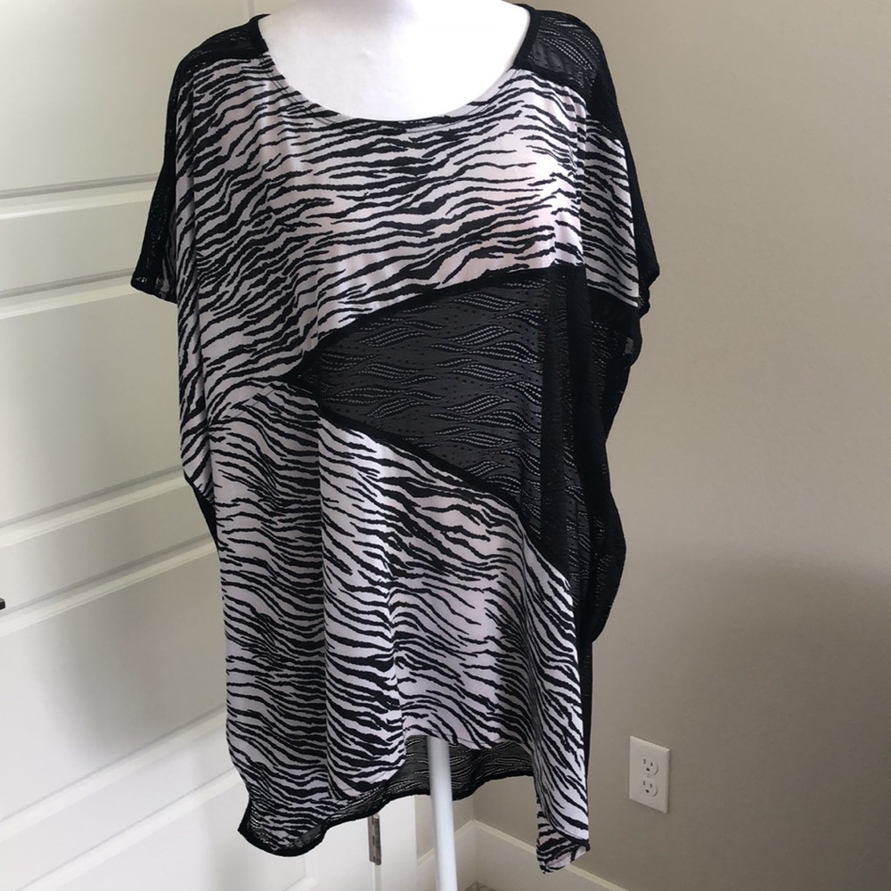 Chico black and white top
